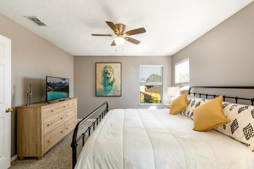 Sunrise Key- 7 bedroom home with 4 master suites generous pool deck private pool & spa - image 2