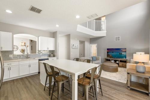 Sunrise Key- 7 bedroom home with 4 master suites generous pool deck private pool & spa - image 4