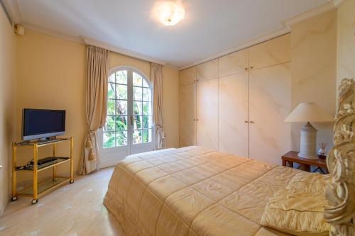 Exclusive villa with pool and sea view close to Monaco
