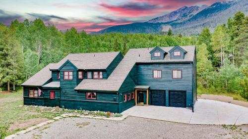 Rocky Mountain Outpost Home 8 Bedrooms Dog Friendly in Frisco, USA