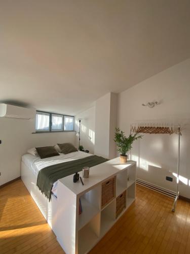 Charming studio next to Fiera with Terrace and parking, Milan