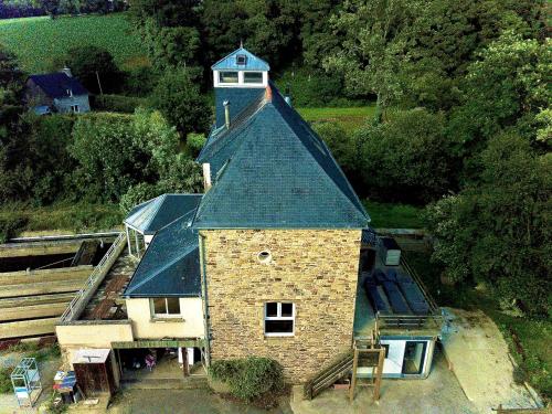 Ancien Moulin rénové à neuf pour 19 personnes sur les rives du Trieux (Ancien Moulin renove a neuf pour 19 personnes sur les rives du Trieux) in เทรเบอร์เดน