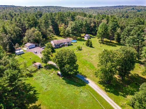 Southwoods Mountain Estate -private mansion, pool, hottub+ 15 acres