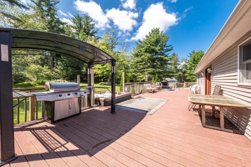 Southwoods Mountain Estate -private mansion, pool, hottub+ 15 acres in West Point (NY)