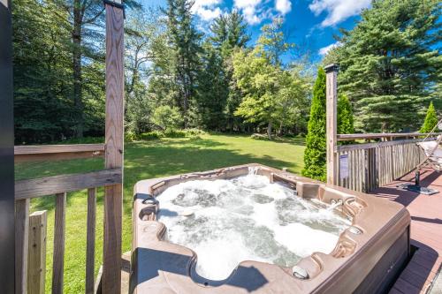 Hot tub, Southwoods Mountain Estate -private mansion, pool, hottub+ 15 acres in West Point (NY)