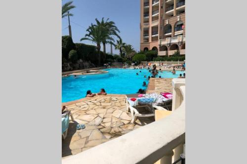 Cannes petit vue mer / parking / 50 metre plage