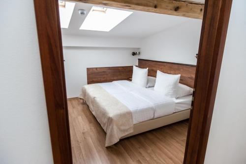2 queen beds