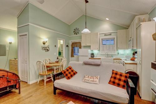 Linville River Cottage - Steps Away From The Banks in Newland, USA