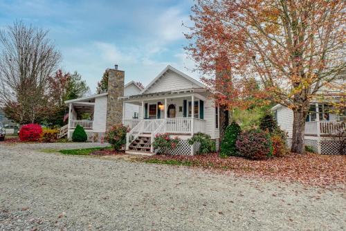 Linville River Cottage - Steps Away From The Banks in Newland, USA