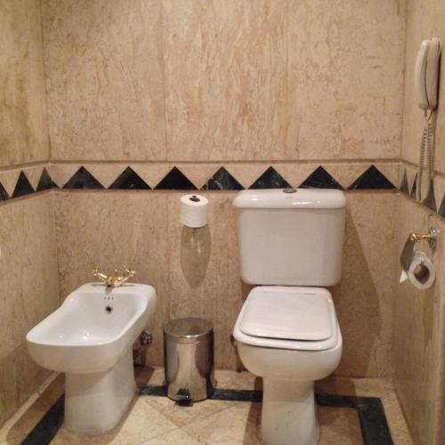 Fürdőszoba, Amarante Pyramids Hotel in El-Gíza