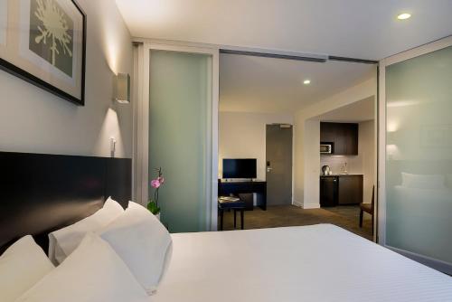 Causeway 353 Hotel - image 3