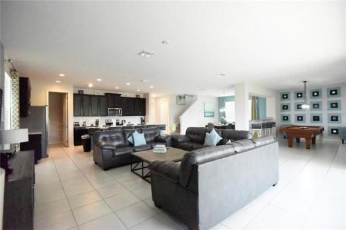 Large 9 bed Come On Bring The Family! villa - image 9