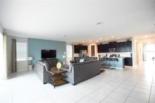 Large 9 bed Come On Bring The Family! villa - image 10