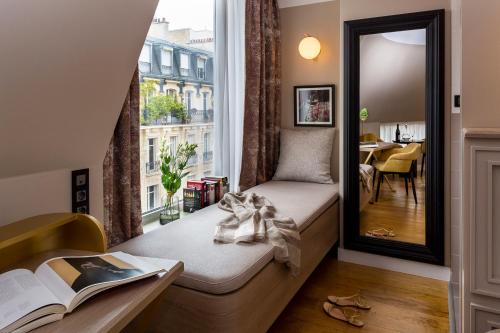 room detail thumbnail 2