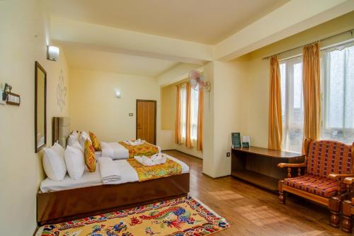 Muscatel Grand Silkroute - 300 Mts from MG Marg