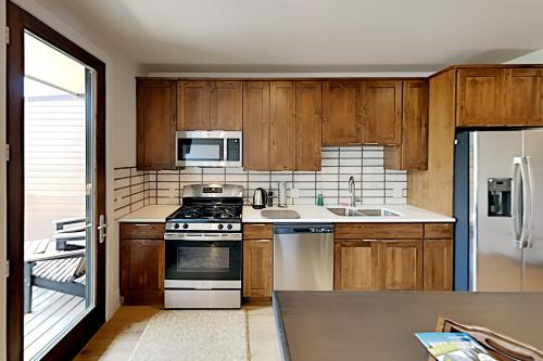 Top-Floor & Mountain Views at Blue River Flats condo - main image