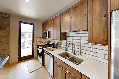 Top-Floor & Mountain Views at Blue River Flats condo - image 7
