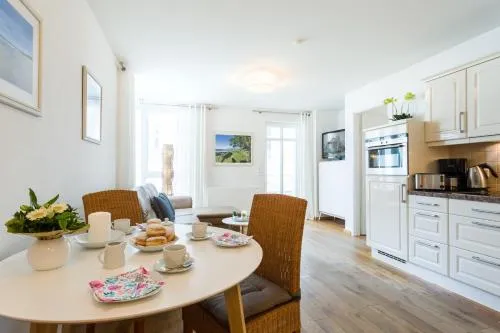Villa Helene - Seemöwe mit Meerblick und Strandkorb am Strand in Binz, Deutschland
