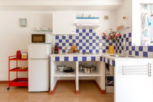 CABINE 56 - Comme une cabine de Bateau à l'entrée du Port, Marseille (fotografie 7)