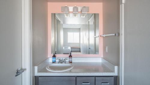 WanderJaunt - Beacon - 2BR - North Phoenix - image 8