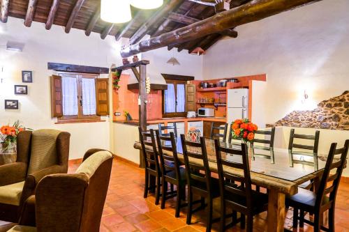  ´El Charcón´ Casa con piscina compartida in Torrico