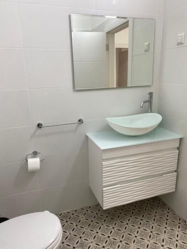 Baño, Laila's studio2 in Haifa