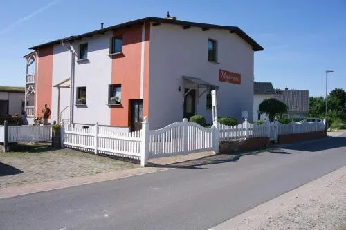 F-1016 Haus Maiglöckchen Doppelzimmer 01 mit Frühstück in Göhren, Deutschland