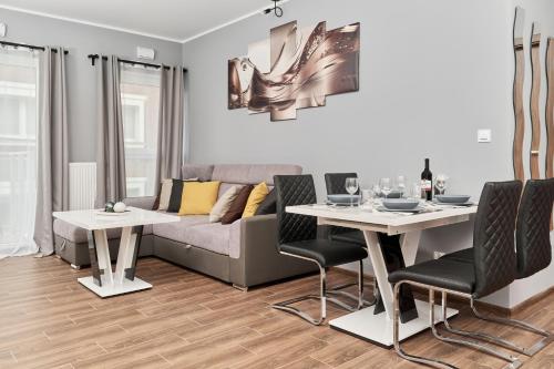Apartments Wrocław Jana Pawła II with FREE PARKING Wrocław by Noclegi Renters - Wrocław