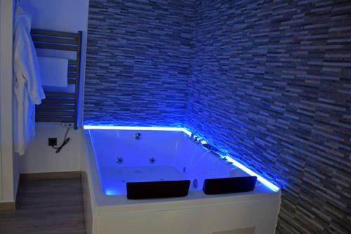 . Alojamientos Lola, Suite con jacuzzi
