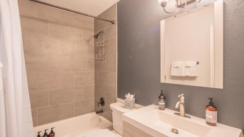 WanderJaunt - Willow - 2BR - Tempe - image 10
