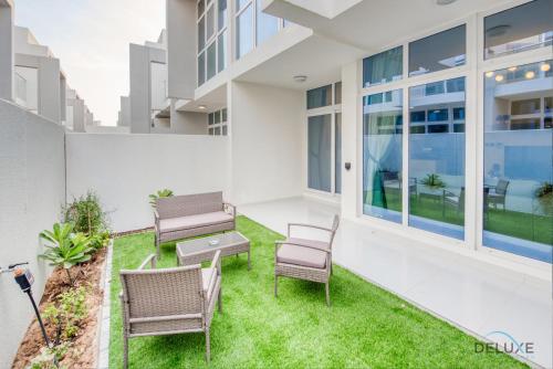 Balcony/terrace, Opulent 3BR Townhouse at DAMAC Hills 2 Dubailand by Deluxe Holiday Homes in Damac Hills 2