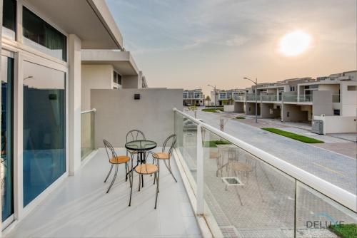 Balcony/terrace, Opulent 3BR Townhouse at DAMAC Hills 2 Dubailand by Deluxe Holiday Homes in Damac Hills 2