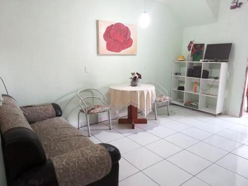 Shared lounge/TV area, Casa com churrasqueira e praia isolada em Cabralia in Santo Andre (Bahia)
