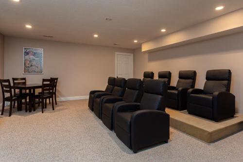 Bendra svetainė / televizorius, Luxurious House with Pool Near Asheville by Mighty Tree Properties in Marionas (NC)