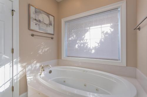 Vonios kambarys, Luxurious House with Pool Near Asheville by Mighty Tree Properties in Marionas (NC)