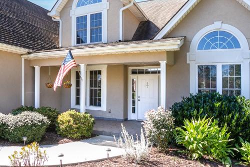 Įėjimas, Luxurious House with Pool Near Asheville by Mighty Tree Properties in Marionas (NC)