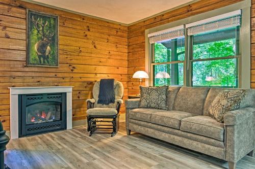 Clyde Cabin Hideaway Porch and Grill in Clyde, USA