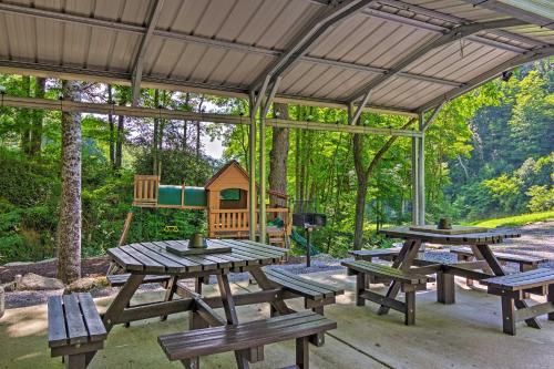 Charming Clyde Hideout with Porch and Gas Grill!