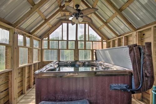 Grace Place Clark House on Farm Shared Hot Tub! in 哥倫比亞