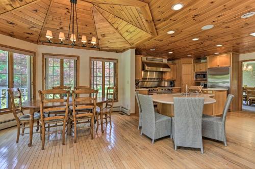 bucătărie, Riverside Retreat in Catskill Mountains with Pool, Hot Tub & Game Room in Clarks Summit (PA)