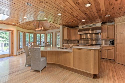 bucătărie, Riverside Retreat in Catskill Mountains with Pool, Hot Tub & Game Room in Clarks Summit (PA)