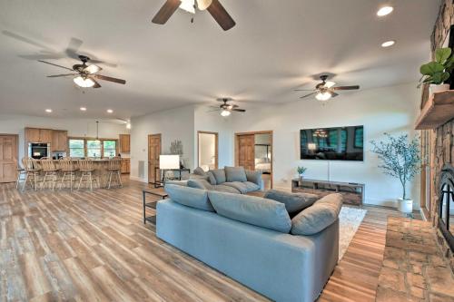 Expansive Home on 16 Acres with Smoky Mountain Views in เลอนัวร์ซิตี้ (TN)