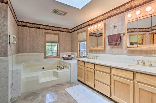 Baie, Riverside Retreat in Catskill Mountains with Pool, Hot Tub & Game Room in Clarks Summit (PA)