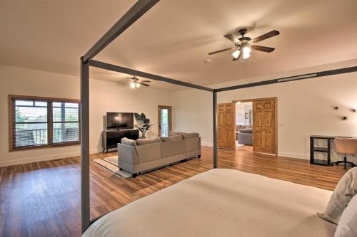 Expansive Home on 16 Acres with Smoky Mountain Views in เลอนัวร์ซิตี้ (TN)