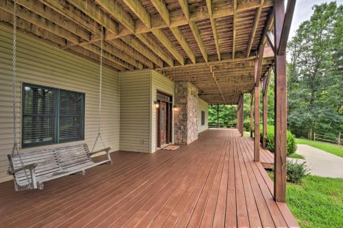 Expansive Home on 16 Acres with Smoky Mountain Views in เลอนัวร์ซิตี้ (TN)