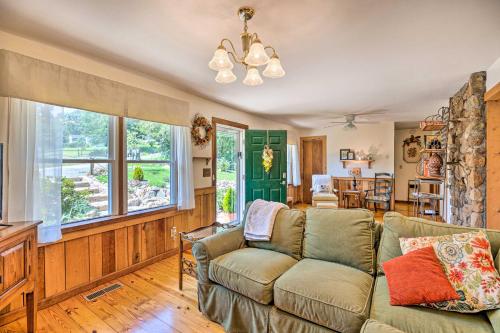 Charming Cottage Less Than 10 Mi to Wineries and Skiing!