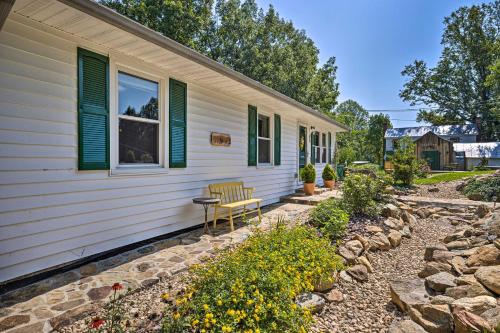 Charming Cottage Less Than 10 Mi to Wineries and Skiing!