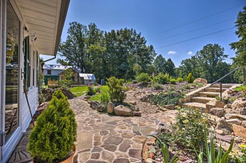 Charming Cottage Less Than 10 Mi to Wineries and Skiing!