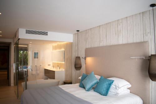 2 Bedroom Luxury Apartment inside Puente Romano Hotel