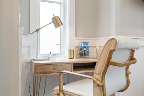 The Palm Suite at 124 Spring in Charleston, USA